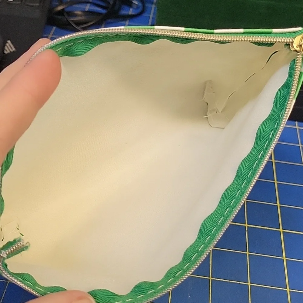 Green and White Checkered Women's Cosmetic Pouch Bag 7x5x2 Ne2